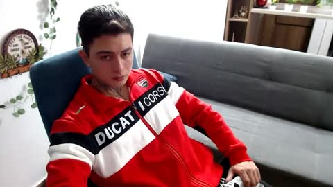 santi_ss online show from April 6, 2026, 2:53 am