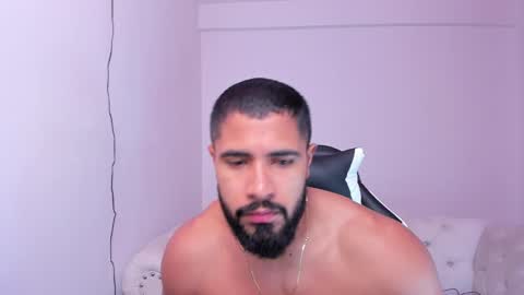 santiago_huntt online show from February 21, 2025, 12:28 pm