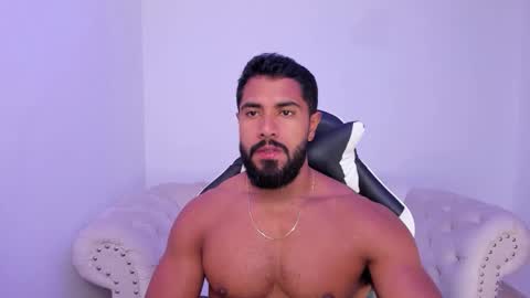 santiago_huntt online show from November 18, 2025, 12:31 pm