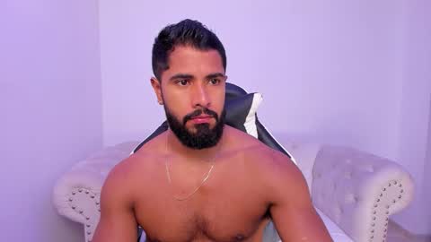 santiago_huntt online show from December 17, 2025, 12:44 pm