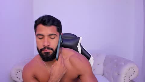santiago_huntt online show from December 22, 2025, 12:57 pm
