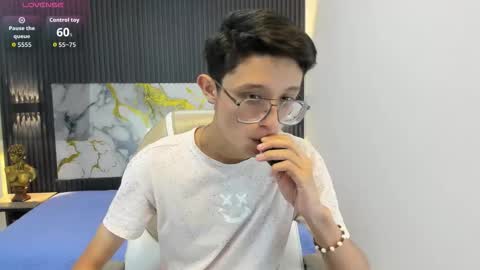 santiago_russo18 online show from September 30, 2025, 12:32 pm