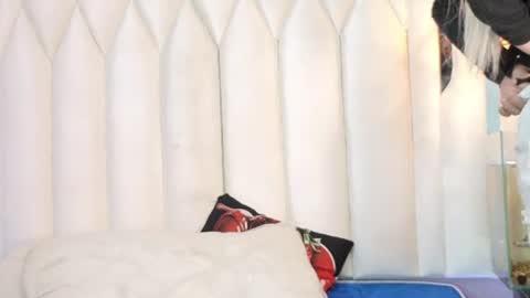 Snapshot of santsara chatting on July 7, 2026, 12:20 pm SANTSARA online show from July 7, 2026, 12:20 pm