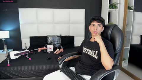 Snapshot of santy_carrington chatting on December 5, 2024, 8:22 pm Santiago Carrington online show from December 5, 2024, 8:22 pm