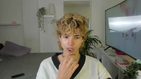 Snapshot of santy_kitty chatting on October 20, 2025, 4:24 am kitty online show from October 20, 2025, 4:24 am