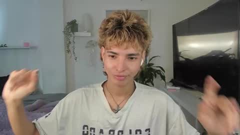 Snapshot of santy_kitty chatting on October 30, 2025, 5:57 pm kitty online show from October 30, 2025, 5:57 pm