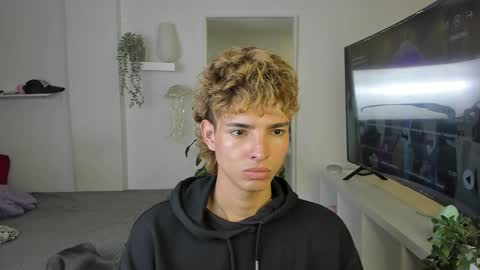 Snapshot of santy_kitty chatting on November 6, 2025, 2:01 am kitty online show from November 6, 2025, 2:01 am