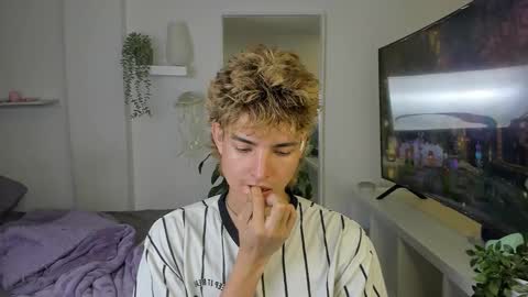 Snapshot of santy_kitty chatting on November 8, 2025, 2:01 am kitty online show from November 8, 2025, 2:01 am