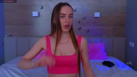 Snapshot of sara_crosss chatting on April 20, 2026, 5:43 am Sara online show from April 20, 2026, 5:43 am