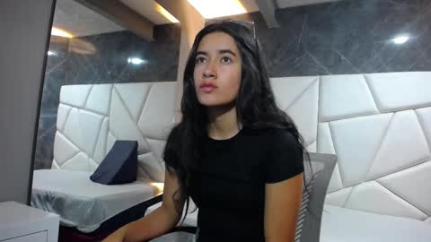 Snapshot of sara_hoffman_4 chatting on April 6, 2026, 11:44 am Sara online show from April 6, 2026, 11:44 am