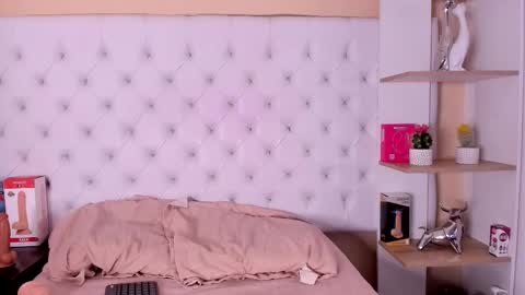 sara_salgado online show from September 29, 2025, 11:15 am