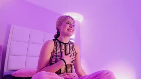 Snapshot of sarabenedetti chatting on September 14, 2025, 4:00 am Sara online show from September 14, 2025, 4:00 am