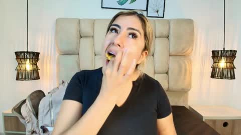 Snapshot of sarablonde_t chatting on June 7, 2026, 4:11 pm sarablonde_t online show from June 7, 2026, 4:11 pm
