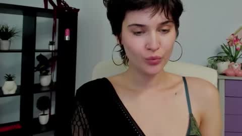 Sarah online show from May 10, 2026, 1:49 pm