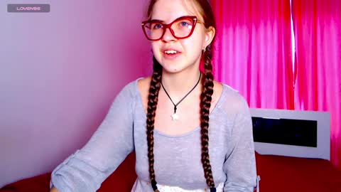 Snapshot of sarah_hs chatting on December 11, 2024, 5:10 am Sarah online show from December 11, 2024, 5:10 am