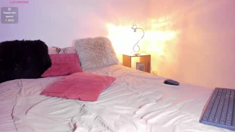 Snapshot of sarahbrooks_ chatting on September 13, 2025, 1:05 am Sarah and Erik online show from September 13, 2025, 1:05 am