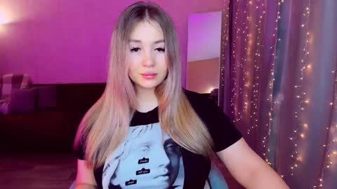 Sarah online show from March 10, 2025, 6:12 pm