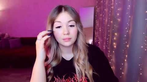 Sarah online show from March 12, 2025, 6:44 pm