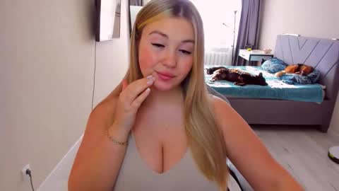 Sarah online show from April 24, 2026, 1:46 pm