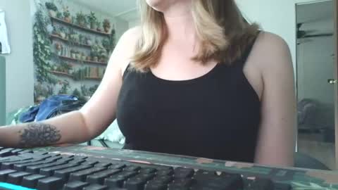 Snapshot of sarahpmummy chatting on June 12, 2026, 9:35 pm Sarah online show from June 12, 2026, 9:35 pm
