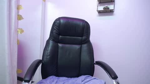 Snapshot of sarai_petite_ chatting on February 26, 2025, 10:04 am SARAI online show from February 26, 2025, 10:04 am