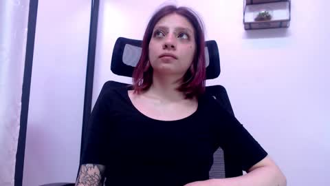 Snapshot of sarai_petite_ chatting on September 18, 2025, 3:25 pm SARAI online show from September 18, 2025, 3:25 pm