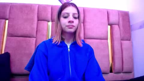 Snapshot of sarai_petite_ chatting on October 24, 2025, 2:35 pm SARAI online show from October 24, 2025, 2:35 pm