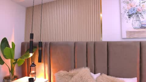 Sara Lugo  online show from May 25, 2026, 8:04 pm