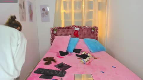 sasha morelo online show from December 15, 2025, 12:42 pm