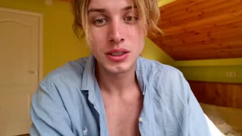 Snapshot of sashenkka chatting on August 3, 2026, 1:38 pm Sasha -- online show from August 3, 2026, 1:38 pm