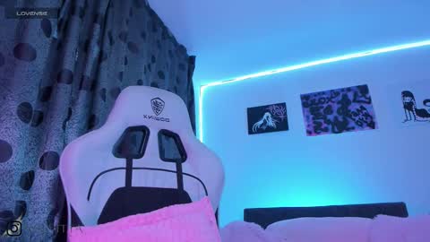    im expecting 300 thumbs up on my altar online show from December 4, 2025, 11:02 pm