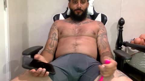 Snapshot of savagebullxxx chatting on April 19, 2026, 2:22 am savagebullxxx online show from April 19, 2026, 2:22 am
