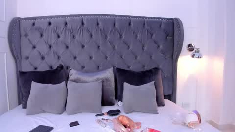 Snapshot of scarlett_bunnyy chatting on October 16, 2025, 9:49 pm online show from October 16, 2025, 9:49 pm