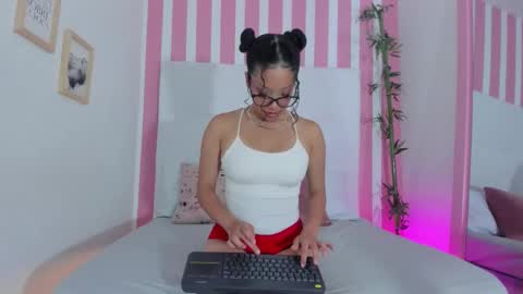 Snapshot of scarlett_jonson_ chatting on November 14, 2025, 1:32 pm . . online show from November 14, 2025, 1:32 pm