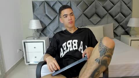 Snapshot of scott_knight chatting on February 21, 2025, 1:00 am Scot online show from February 21, 2025, 1:00 am