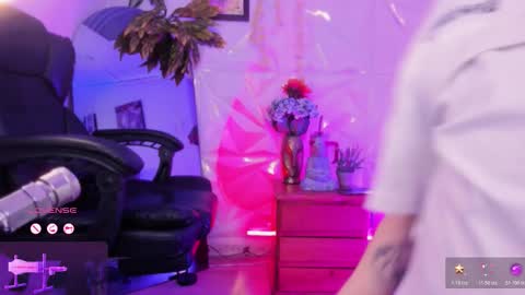     .  INDEPENDENT MODEL online show from February 18, 2026, 7:32 pm