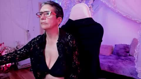 Selena online show from November 11, 2025, 7:58 pm