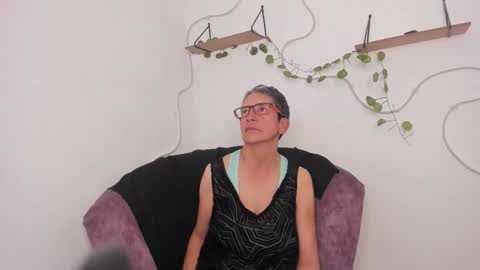 Selena online show from November 19, 2025, 6:52 pm