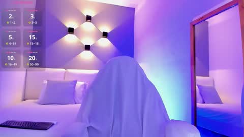 Selena online show from December 18, 2025, 12:44 pm