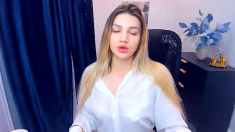 selenaemoore online show from November 11, 2025, 3:50 am