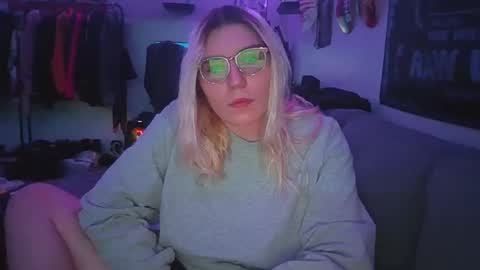 Snapshot of selenebaby chatting on December 28, 2024, 11:16 pm Selene online show from December 28, 2024, 11:16 pm