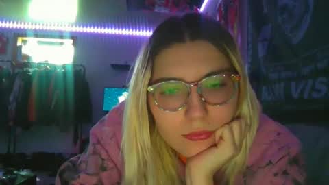 Snapshot of selenebaby chatting on February 5, 2025, 8:57 pm Selene online show from February 5, 2025, 8:57 pm