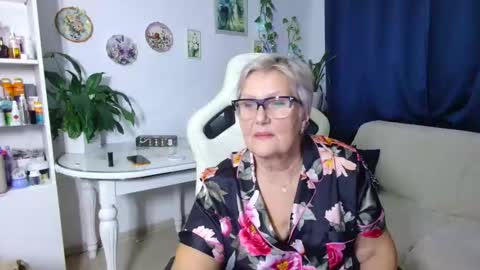 Selenna online show from December 2, 2025, 6:14 pm