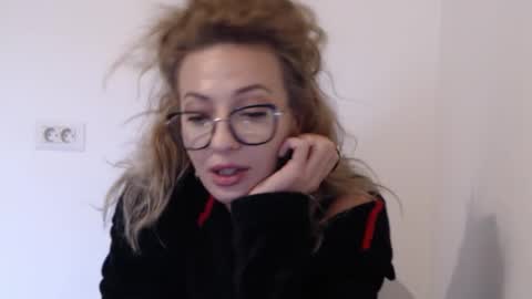 Snapshot of selenna_emma843468 chatting on October 2, 2025, 1:51 pm Selenna online show from October 2, 2025, 1:51 pm