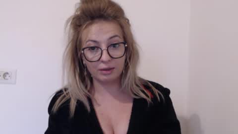 Snapshot of selenna_emma843468 chatting on October 6, 2025, 12:35 pm Selenna online show from October 6, 2025, 12:35 pm