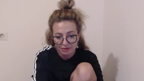 Snapshot of selenna_emma843468 chatting on October 9, 2025, 8:51 pm Selenna online show from October 9, 2025, 8:51 pm