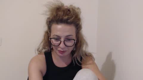 Snapshot of selenna_emma843468 chatting on October 10, 2025, 7:35 pm Selenna online show from October 10, 2025, 7:35 pm