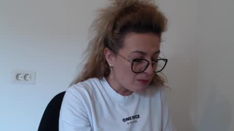 Snapshot of selenna_emma843468 chatting on October 23, 2025, 10:58 am Selenna online show from October 23, 2025, 10:58 am