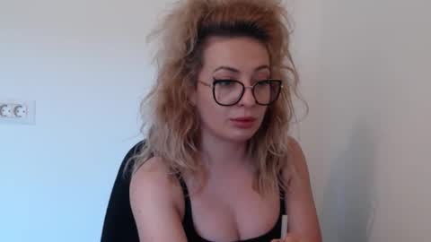 Snapshot of selenna_emma843468 chatting on October 30, 2025, 11:44 am Selenna online show from October 30, 2025, 11:44 am