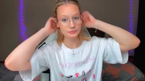 Snapshot of selfharm777 chatting on September 13, 2025, 9:36 pm Simon and Alice online show from September 13, 2025, 9:36 pm